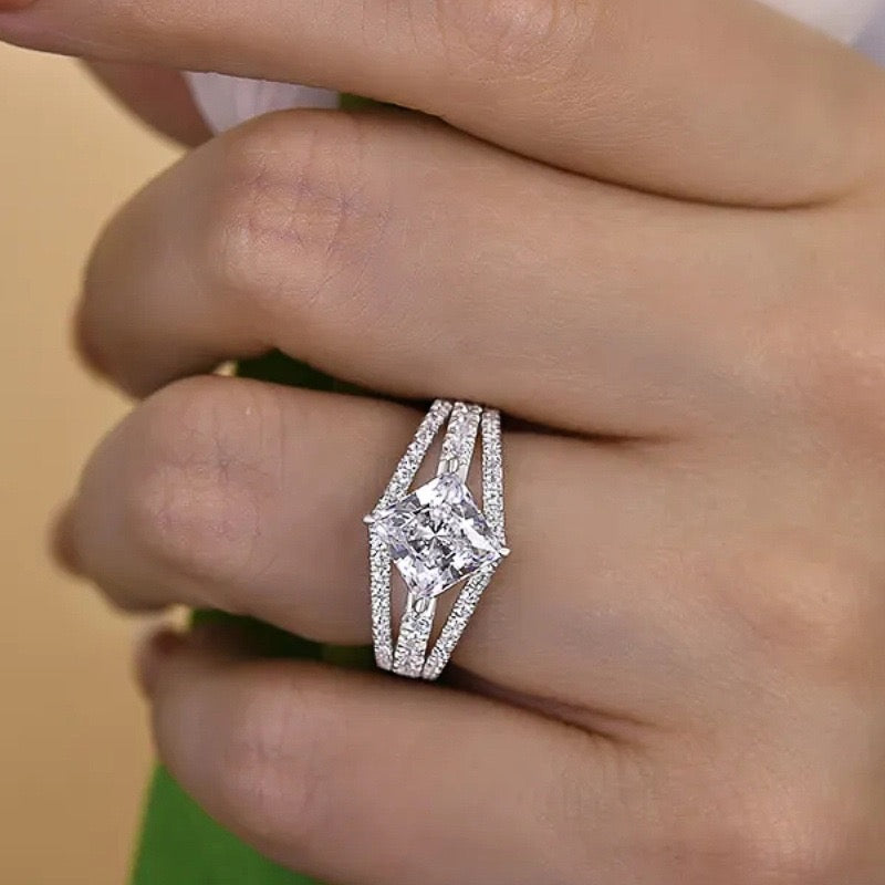 Radiant Princess – Timeless Silver Solitaire Ring